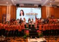 Menteri Belia dan Sukan Hannah Yeoh (tengah kiri) menyerahkan Jalur Gemilang kepada Ketua Kontinjen Pekak Malaysia Mohd. Yusri Abdul Ghani (tengah kanan) pada Majlis Penyerahan Jalur Gemilang Kontinjen Pekak Malaysia ke Deaflympics 2025 edisi ke 25 di Tokyo, Jepun. - IHSAN MSDEAF