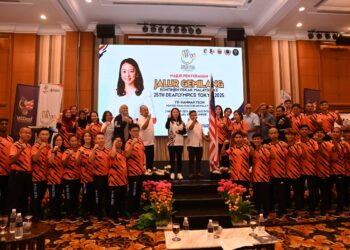 Menteri Belia dan Sukan Hannah Yeoh (tengah kiri) menyerahkan Jalur Gemilang kepada Ketua Kontinjen Pekak Malaysia Mohd. Yusri Abdul Ghani (tengah kanan) pada Majlis Penyerahan Jalur Gemilang Kontinjen Pekak Malaysia ke Deaflympics 2025 edisi ke 25 di Tokyo, Jepun. - IHSAN MSDEAF