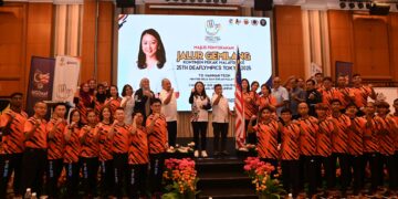 Menteri Belia dan Sukan Hannah Yeoh (tengah kiri) menyerahkan Jalur Gemilang kepada Ketua Kontinjen Pekak Malaysia Mohd. Yusri Abdul Ghani (tengah kanan) pada Majlis Penyerahan Jalur Gemilang Kontinjen Pekak Malaysia ke Deaflympics 2025 edisi ke 25 di Tokyo, Jepun. - IHSAN MSDEAF