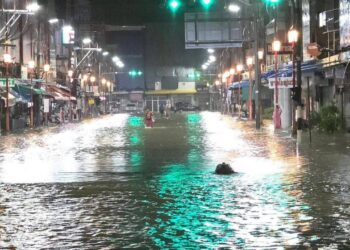 KAWASAN berhampiran Kim Yong Market yang menjadi tumpuan rakyat Malaysia turut dinaiki air dalam kejadian banjir di Hatyai, Thailand.