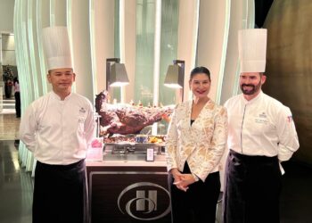 MOHD. Ridzwan (kiri) Pengurus Besar Hilton Kuala Lumpur, Linda Pecoraro dan Ketua Cef, Paul Mcloughlin pada Bufet Ramadan 2026 Hotel Hilton baru-baru ini. UTUSAN/HANIS BATRISYIA HAMIDI