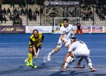 PEMAIN Malaysia, Rozemi Aiman cuba melepasi halangan pemain New Zealand pada kejohanan Piala Sultan Azlan Shah di Ipoh. - UTUSAN/MUHAMAD NAZREEN SYAH MUSTHAFA