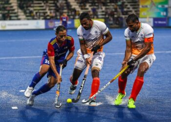 PEMAIN Malaysia, Muhajir Abdu Rauf (kiri) cuba melepasi halangan pemain India pada kejohanan Piala Sultan Azlan Shah di Ipoh. - UTUSAN/MUHAMAD NAZREEN SYAH MUSTHAFA