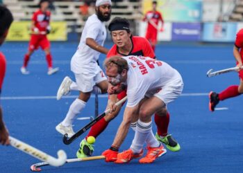 PEMAIN Kanada, Harris Thomson (tengah) diasak pemain Korea Selatan pada kejohanan Piala Sultan Azlan Shah di Ipoh. - UTUSAN/MUHAMAD NAZREEN SYAH MUSTHAFA