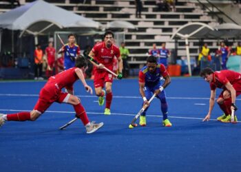 PEMAIN Malaysia, Akhimullah Anuar diasak pemain Belgium pada perlawanan hoki Piala Sultan Azlan Shah di Ipoh. - UTUSAN/MUHAMAD NAZREEN SYAH MUSTHAFA