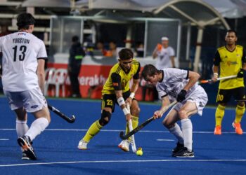 PEMAIN Malaysia, Azrai Abu Kamal (tengah) cuba melepasi halangan pemain New Zealand semasa perlawanan Piala Sultan Azlan Shah di Ipoh semalam. - UTUSAN/MUHAMAD NAZREEN SYAH MUSTHAFA