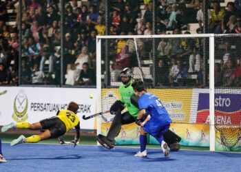 PEMAIN Malaysia, Azrai Abu Kamal menjaringkan gol ketika menentang Korea Selatan pada kejohanan Piala Sultan Azlan Shah di Ipoh. - UTUSAN/UHAMAD NAZREEN SYAH MUSTHAFA