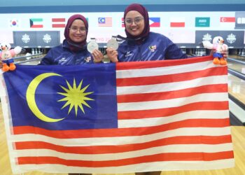 Nor Misha Nathera Mackery (kanan) bersama Huwainaa Danduan Abdullah bergambar dengan pingat perak mereka selepas perlawanan akhir boling beregu wanita yang berlangsung di Higashiyamato Grand Bowl, Tokyo, hari ini. - IHSAN MSDEAF