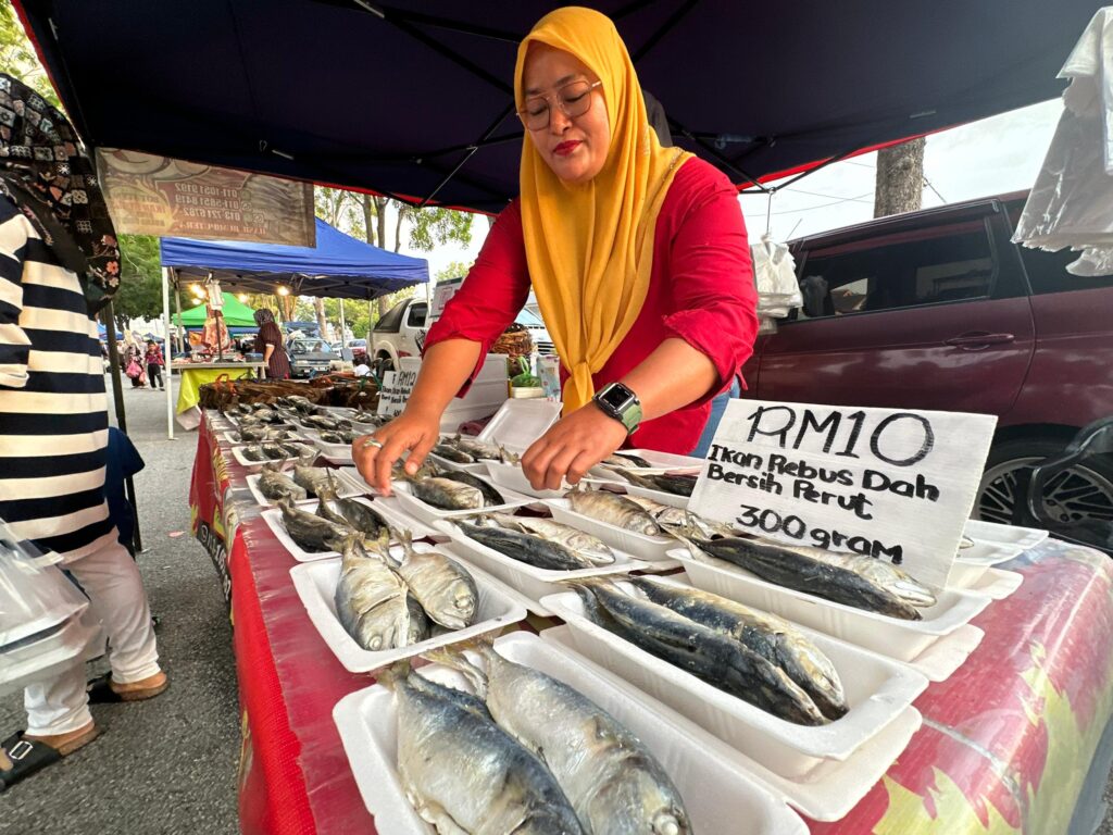 Bantuan mesin pembungkus lonjak perniagaan Nurul Huda