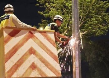 OPERASI yang digerakkan Flying Squad DBKL menyaksikan sebanyak 132 iklan haram diturunkan di sekitar Jalan Syed Putra, Kuala Lumpur, kelmarin. Gambar. - FB DBKL