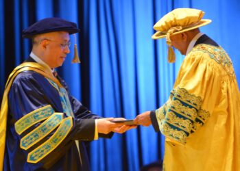 SULTAN Sallehuddin Sultan Badlishah mengurniakan anugerah Ijazah Kehormat Doktor Falsafah Pengurusan Perniagaan Islam kepada Azman Mokhtar pada Majlis Konvokesyen Ke-38 UUM di Dewan Mu’adzam Shah, Sintok, Kubang Pasu.