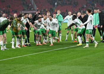 PENYERANG Ireland, Troy Parrott (tengah) dan rakan sepasukannya meraikan kemenangan menewaskan Hungary 3-2 dalam aksi kelayakan Piala Dunia 2026 di Arena Puskas, Budapest, semalam. - AFP