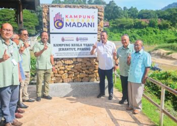 ABDUL Kadir Abu Hashim (empat dari kiri) menunjukkan isyarat bagus Kampung Kuala Tahan dijadikan kampung Angkat Perhilitan bersama SK Kuala Sat, Ulu Tembeling, Jerantut, Pahang. - UTUSAN/SALEHUDIN MAT RASAD