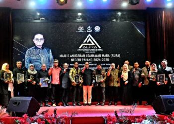 WAN Rosdy Wan Ismail (tengah) bersama penerima anugerah pada Majlis Anugerah Usahawan Mara (AURA) Peringkat Negeri Pahang 2024-2025 di Kuantan, Pahang. - UTUSAN/SHAIKH AHMAD RAZIF