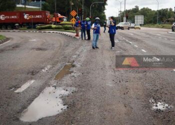 KEADAAN jalan raya yang sebelum ini rosak dan berlubang di sekitar Pasir Gudang, Johor sehingga menimbulkan risiko kepada pengguna terutamanya penunggang motosikal. - UTUSAN/BAAZLAN IBRAHIM