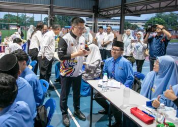 WONG Kah Woh beramah mesra dengan calon SPM di SMK Raja Chulan di Ipoh hari ini.  - UTUSAN/MUHAMAD NAZREEN SYAH MUSTHAFA
