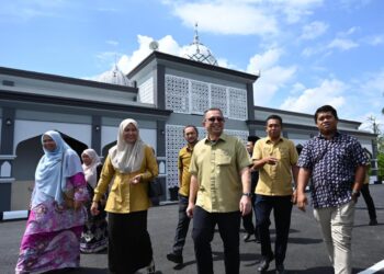 ABDUL Kahar Abdul Latif (dua dari kanan) meninjau Masjid Jamek Kerteh, Kemaman, Terengganu, hari ini.