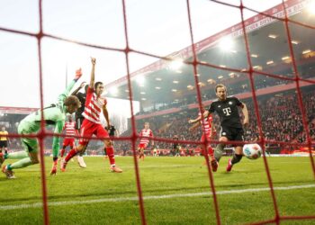 Penjaga gol Denmark Union Berlin, Frederik Ronnow (kiri) dan pemain tengah, Rani Khedira (tengah) menunjukkan reaksi ketika penyerang Bayern Munich, Harry Kane cuba menjaringkan gol yang dibatalkan dalam perlawanan Bundesliga menentang Union Berlin di Berlin hari ini. - AFP
