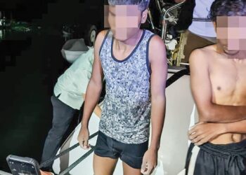 ANTARA mangsa yang diselamatkan setelah bot dinaiki mereka dari Myanmar karam berhampiran Pulau Tarutao di sempadan Malaysia-Thailand di Langkawi. – IHSAN MARITIM MALAYSIA