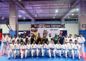 TIMBALAN Ketua Kontinjen Sukan SEA, Nazmizan Muhammad (tengah) mengadakan lawatan sesi latihan skuad karate negara bagi menghadapi temasya dwitahunan itu di Majlis Sukan Negara, hari ini.