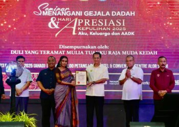 TENGKU Sarafudin Badlishah Sultan Sallehuddin (tengah) berkenan mengurniakan anugerah ikon keluarga kepada Dr. S. Darshani sempena Seminar Menangani Gejala Dadah dan Apresiasi Kepulihan AADK 2025 di Alor Setar, Kedah.