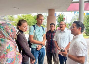 SALLEH Saidin (dua dari kanan) bertemu Nikita Lakubanets dan Olga Lakubanets, ibu bapa kepada 
kanak-kanak Rusia yang mati disengat ubur-ubur di Hospital Sultanah Bahiyah, semalam.