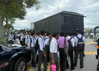 SEBAHAGIAN calon SPM dipindahkan menggunakan trak polis ke sekolah lain setelah dewan peperiksaan SMK Jitra dilanda banjir di Kubang Pasu.
