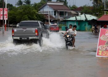 BEBERAPA kawasan di Kelantan masih ditenggelami banjir. - UTUSAN/KAMARUL BISMI KAMARUZAMAN