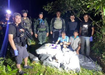 POLIS Narathiwat merampas pil kuda dan menahan dua suspek dalam serbuan di Daerah Tak Bai, Thailand yang dipercayai diseludup ke Malaysia.