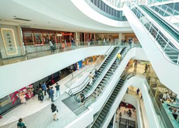 PUSAT beli-belah ini meliputi lima aras dengan keluasan runcit 240,000 kaki persegi.