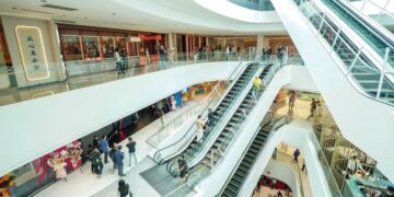 PUSAT beli-belah ini meliputi lima aras dengan keluasan runcit 240,000 kaki persegi.