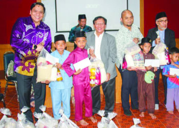 AHMAD Fahmi Ahmad Sarkawi (kiri) menyampaikan sumbangan kepada anak Yatim dan pelajar miskin di Malayu Bangkok, Yala, Thailand. – UTUSAN/RAZALI ZAKARIA