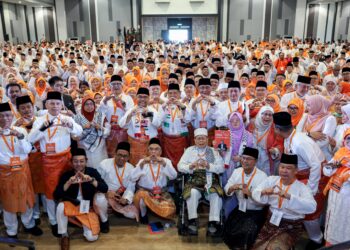 MOHAMAD Sabu bersama ahli parti pada Konvensyen Nasional 2025 Parti Amanah Negara di Dewan Raja Muda Musa di sini hari ini. - UTUSAN/FARIZ RUSADIO