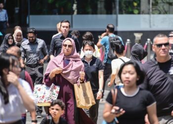 Kuala Lumpur mencatatkan kepadatan penduduk paling tinggi dengan 8,235 orang per kilometer persegi ekoran proses perbandaran yang pesat.