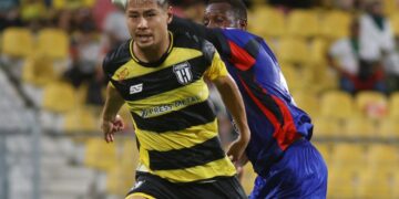 Aksi pemain Kuching City FC menentang PDRM pada aksi Liga Super di Stadium Majlis Perbandaran Selayang di sini, hari ini. - IHSAN MFL