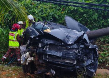 ANGGOTA bomba menjalankan operasi mengeluarkan mangsa yang tersepit dalam kenderaan terlibat kemalangan di Lenggong hari ini.