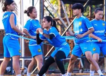 SKUAD bola sepak wanita kebangsaan menjalani latihan di Dhaka, semalam sebagai persiapan menentang Azerbaijan dalam Kejohanan Tri-Nations, hari ini. - IHSAN FAM