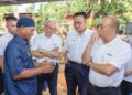 DATO’ Abdul Rahman Ahmad (kanan), Tan Sri Arshad Raja Tun Uda (tiga dari kanan)_, 
Pengerusi Kumpulan PNB dan Dato’ Rick Ramli (dua dari kanan) 
mendengar perkongsian oleh Pengerusi Kampung Telok Kandis, Khosim Baharom.