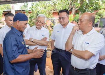 DATO’ Abdul Rahman Ahmad (kanan), Tan Sri Arshad Raja Tun Uda (tiga dari kanan)_, 
Pengerusi Kumpulan PNB dan Dato’ Rick Ramli (dua dari kanan) 
mendengar perkongsian oleh Pengerusi Kampung Telok Kandis, Khosim Baharom.