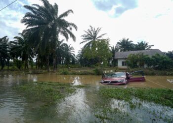 KENDERAAN yang dipercayai milik mangsa dikhuatiri lemas di Kampung Giching Sepang. - UTUSAN/FAISOL MUSTAFA