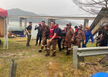 ANGGOTA bomba membawa mayat lelaki yang ditemui lemas selepas dipercayai terjatuh dari rumah bot di Jeti Awam Tasik Banding di Gerik hari ini.
