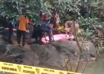 PASUKAN penyelamat mengangkat mayat dua pelajar Institut Pendidikan Guru (IPG) Batu Rakit, Kuala Nerus yang ditemukan mati lemas  di Lata Desa Warisan Pelong, Setiu, Terengganu.