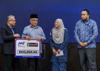 ABDUL Hakim Amir Osman bersama wakil majikan, Ahmad Khalil Che Ab Aziz (kanan) menyerahkan sumbangan Kafalah Muzzaki kepada waris kakitangan sebuah syarikat, Zulhida Abdul Maurad di majlis Mesra Majikan 2025 di Pusat Dagangan Dunia, Kuala Lumpur hari ini. - UTUSAN/M. FIRDAUS M. JOHARI