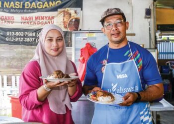 Mohd. Amirul Hafiza Che Abdul Aziz, dan Nuraina Arshat, mengusahakan kedai makan nasi dagang di Kampung Melayu Subang.