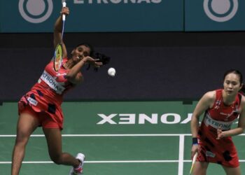 Pearly Tan-M. Thinaah mara ke perlawanan akhir selepas menyingkirkan pasangan tuan rumah, Yuki Fukushima-Mayu Matsumoto pada separuh akhir Kejohanan Badminton Jepun Masters di Kumamoto, Jepun, hari ini. - UTUSAN/SHIDDIEQIIN ZON