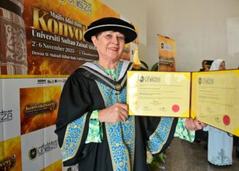 MARINA Chin menunjukkan sijil Ijazah Kehormat Doktor Sains Sukan yang diperolehnya pada Majlis Konvokesyen UniSZA ke-17 di Dewan Al-Muktafi Billah Shah, Kampus Gong Badak, Kuala Nerus, Terengganu. -UTUSAN/PUQTRA HAIRRY
