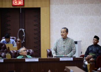 AHAMAD Samsuri Mokhtar semasa sesi penggulungan pada Mesyuarat Ketiga Penggal Ketiga Dewan Undangan Negeri Kelima Belas (Bajet) di Wisma Darul Iman, Terengganu. - UTUSAN/PUQTRA HAIRRY