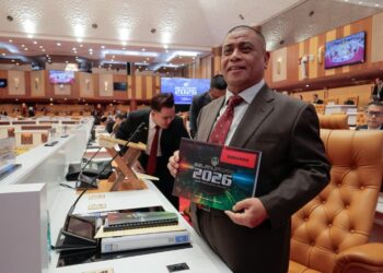 SAARANI Mohamad menunjukkan buku Belanjawan 2026 negeri Perak pada Persidangan DUN di Ipoh hari ini. - UTUSAN/MUHAMAD NAZREEN SYAH MUSTHAFA