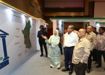 SAARANI Mohamad melawat pameran pada Program Jelajah Taat setia Madani di Ipoh. - UTUSAN/MUHAMAD NAZREEN SYAH MUSTHAFA