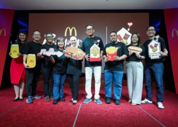 Pengarah Urusan dan Rakan Operasi Tempatan McDonald’s Malaysia, Datuk Azmir Jaafar (empat kanan) bersama Naib Presiden Kanan dan Ketua Pegawai Impak McDonald’s Malaysia, Melati Abdul Hai (tengah) melancarkan kempen Prosperity Kembali, Lebih Bererti di KL Tower, kelmarin. - UTUSAN/FARIZ RUSADIO